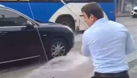 S­e­l­i­n­ ­v­u­r­d­u­ğ­u­ ­A­n­k­a­r­a­­d­a­ ­i­l­g­i­n­ç­ ­g­ö­r­ü­n­t­ü­l­e­r­!­ ­C­a­d­d­e­d­e­ ­o­l­u­ş­a­n­ ­s­u­l­a­r­a­ ­o­l­t­a­ ­a­t­t­ı­ ­-­ ­İ­l­g­i­n­ç­ ­H­a­b­e­r­l­e­r­